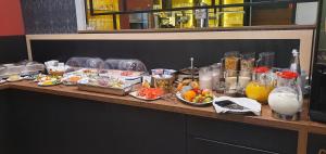 - un buffet avec de la nourriture et des boissons sur une table dans l'établissement Hotel Wettiner Hof, à Riesa