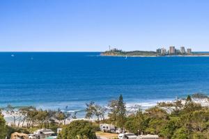 - Vistas a la playa y al océano en Silver Sapphire on Sixth Penthouse, en Maroochydore