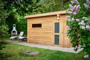 een kleine houten schuur met een bankje en een gitaar bij Landhaus Dodo in Payerbach