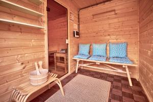 een sauna met twee blauwe kussens in een hut bij Landhaus Dodo in Payerbach