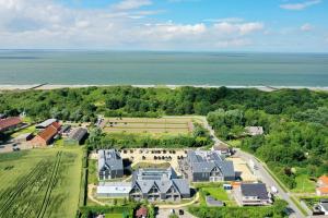 een luchtzicht op een groot huis met de oceaan bij Hotel Zeeuws Licht I Kloeg Collection in Dishoek