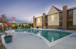 Басейн в или близо до Red Roof Inn & Suites Cincinnati North-Mason