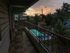 balkon z widokiem na basen w obiekcie Neville's Villa - Pet friendly with Pool w mieście Alibag