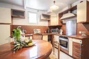 uma cozinha com uma mesa de madeira com uma taça de fruta em Appartement 3pieces em Pierrelaye