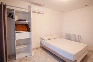 um quarto com uma cama e um closet em Appartement 3pieces em Pierrelaye