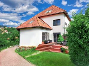 une maison blanche avec un toit rouge dans l'établissement Vincent, à Luhačovice