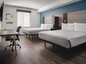 Un pat sau paturi într-o cameră la stayAPT Suites Greenville-Haywood Mall