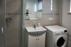 Un baño de Rundale Solstice Apartment