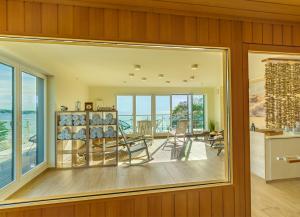 comedor con vistas al océano en Villa Beachside, en Eckernförde