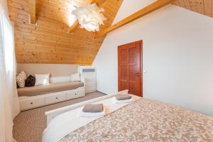 - une chambre avec un lit et un plafond en bois dans l'établissement Chata nad lázeňským údolím, à Luhačovice