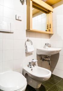 Apartments Lores tesisinde bir banyo