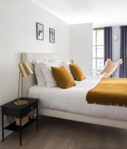 Tempat tidur dalam kamar di Appartements - Le Logis Versaillais