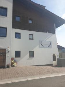 ein Gebäude mit einer Seitentreppe in der Unterkunft Appartementhaus Hüttenberger in Erpfendorf