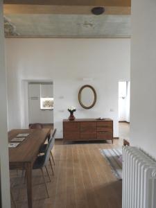 Posedenie v ubytovaní Villa Maghetti - modernized flat in historic palazzo in the center of Luino