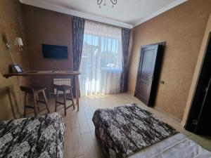 ein Hotelzimmer mit 2 Betten und einem Schreibtisch in der Unterkunft НИК аэро in Kharkov