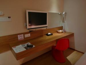 TV at/o entertainment center sa French Hotel