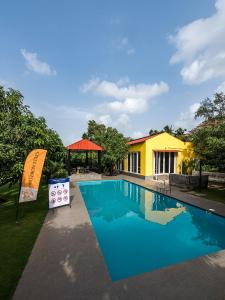 SaffronStays Casa Manga, Karjat - pet-friendly pool villa near ND's Film World and Saltt में या उसके करीब स्विमिंग पूल