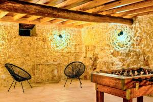 a room with a chess board and two chairs at Casa Marmelos - Alojamento Local in Ourém