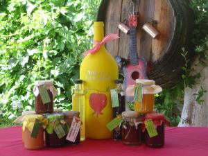 - une table avec une bouteille de miel et une guitare dans l'établissement Porto Lourba, à Galaxidi