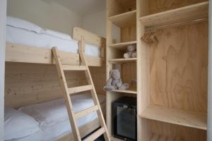 een houten stapelbed met een ladder in een kamer bij Hotel Villa Argentina in Cortina dʼAmpezzo