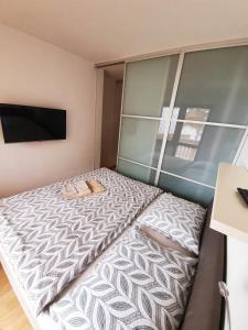 a large bed in a room with a large window at Apartment House Kamzik 26 in Donovaly