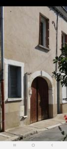 an entrance to a building with a door and an archway at Le cosy d'Amboise in Amboise