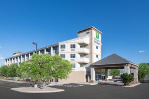 uma prestação de um hotel com estacionamento em Holiday Inn Express & Suites Colorado Springs-Airport by IHG em Colorado Springs