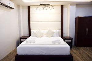 Giường trong phòng chung tại D and R Travellers Inn