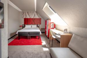 Cama ou camas em um quarto em ibis Epernay Centre Ville