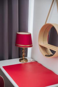 a red lamp on a table with a mirror at Weserstern in Bremen