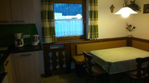 Kleines Zimmer mit einem Bett und einem Fenster in der Unterkunft Haus Schiestl in Zell am Ziller