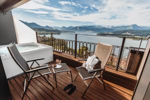 balcone con 2 sedie e vasca da bagno. di Art Deco Hotel Montana Luzern a Lucerna