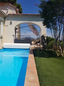 una piscina frente a una casa en Hotel Villa Maya, en Saint-Tropez