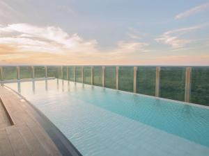 una grande piscina in cima a un edificio di Swissotel Santa Cruz de La Sierra a Santa Cruz de la Sierra