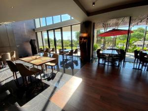 una sala da pranzo con tavoli, sedie e finestre di Swissotel Santa Cruz de La Sierra a Santa Cruz de la Sierra