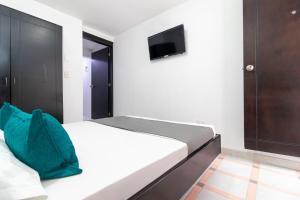 Tempat tidur dalam kamar di Ayenda Oporto Suites