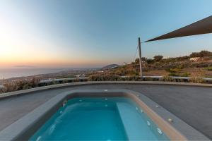 una piscina con vista sull'oceano di Villa Vinea Santorini a Imerovigli