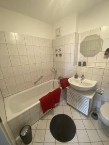 y baño con lavabo, bañera y aseo. en Apartment Am Grünen Park, en Erfurt