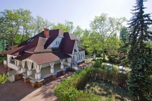 einen Blick über ein Haus mit Garten in der Unterkunft Partvilla Balatonboglar in Balatonboglár