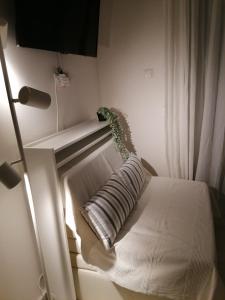 una camera da letto con un letto con un cuscino sopra di Luxury Townhouse a Larisa