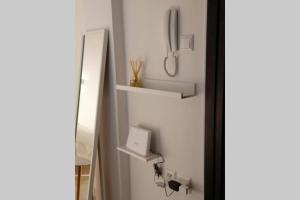 bagno con specchio e telefono appeso al muro di Luxury Townhouse a Larisa