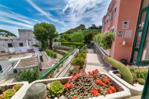 Un jardín fuera de Albergo Le Querce