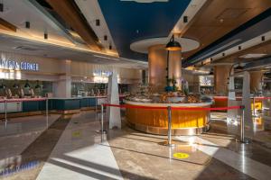 ein Food Court in einem Einkaufszentrum mit einem roten Band in der Unterkunft Seaden Quality Resort & Spa Ultra All Inclusive in Side