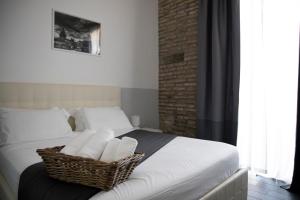 Giường trong phòng chung tại Arch Rome Suites