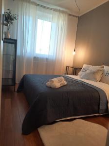 ein Schlafzimmer mit einem Bett mit zwei Handtüchern darauf in der Unterkunft AnJa Apartment in Sandomierz