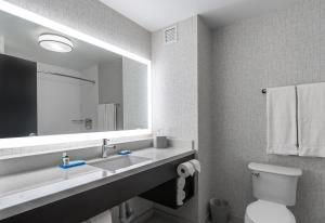 Holiday Inn Express Hotel & Suites Saskatoon, an IHG Hotel tesisinde bir banyo