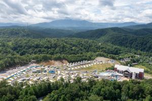 una vista aérea de un aparcamiento en las montañas en The Lodge at Camp Margaritaville, en Pigeon Forge