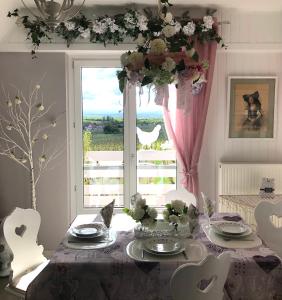 d'une salle à manger avec une table et une fenêtre. dans l'établissement Gite Riquewihr "C'est Beau la Vie Alsace", à Riquewihr