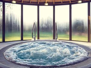 Cette chambre dispose d'une baignoire et d'une grande fenêtre. dans l'établissement Mercure Hull Grange Park Hotel, à Hull