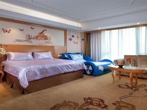 A bed or beds in a room at Vienna International Hotel Foshan Beijiao New City Meidi Headquarter